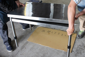 ⑨テーブルを裏返します。
        　てを挟まないように注意してください。