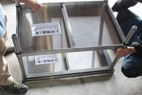 ①お届けは２個口（鉄板部分とバーナー部分）になります。