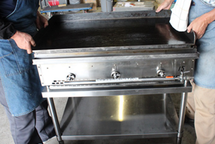 ⑤鉄板をバーナー部分にのせます。