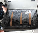 ③鉄板部分を箱から取り出します。